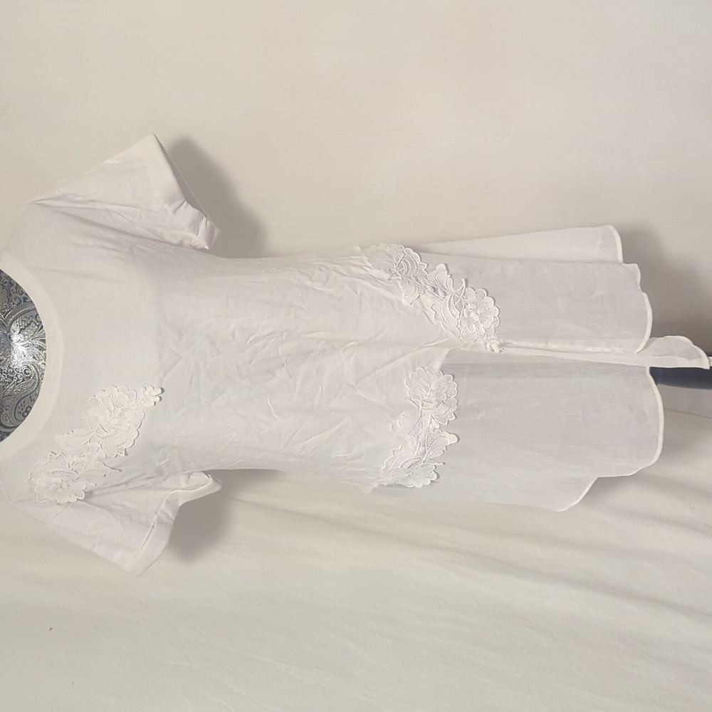 ✨5/$25✨ Anthropologie embroidered flowy tunic top - Picture 2 of 11